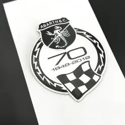 1x Abarth 70 Jahre 595 Kühlergrill Emblem Fiat 500 METALL 9x7cm Logo Schriftzug Aufkleber