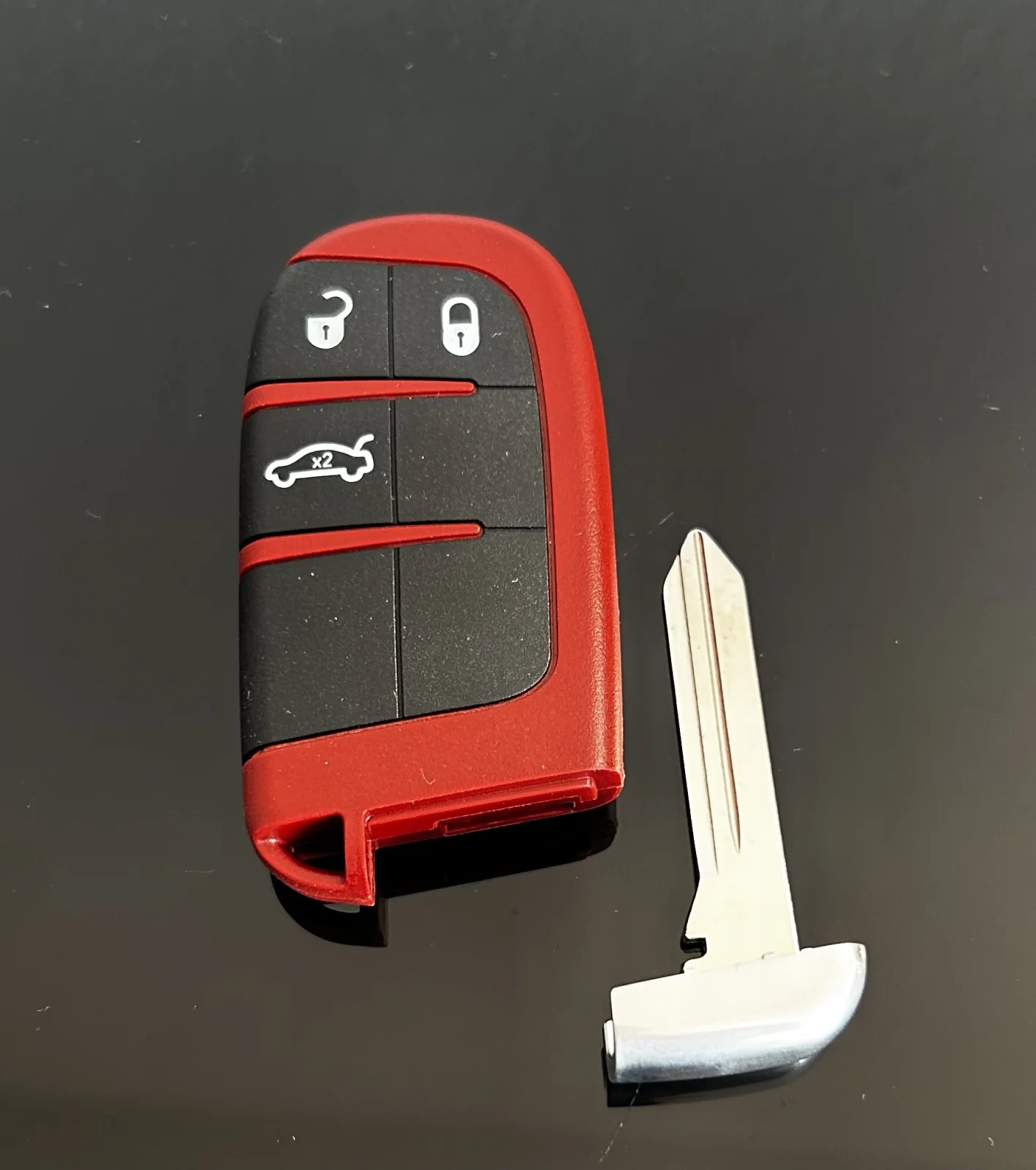 1x Dodge Challenger original Chrysler Jeep SRT Schlüsselgehäuse mit Emblem Logo Autoschlüssel in ROT