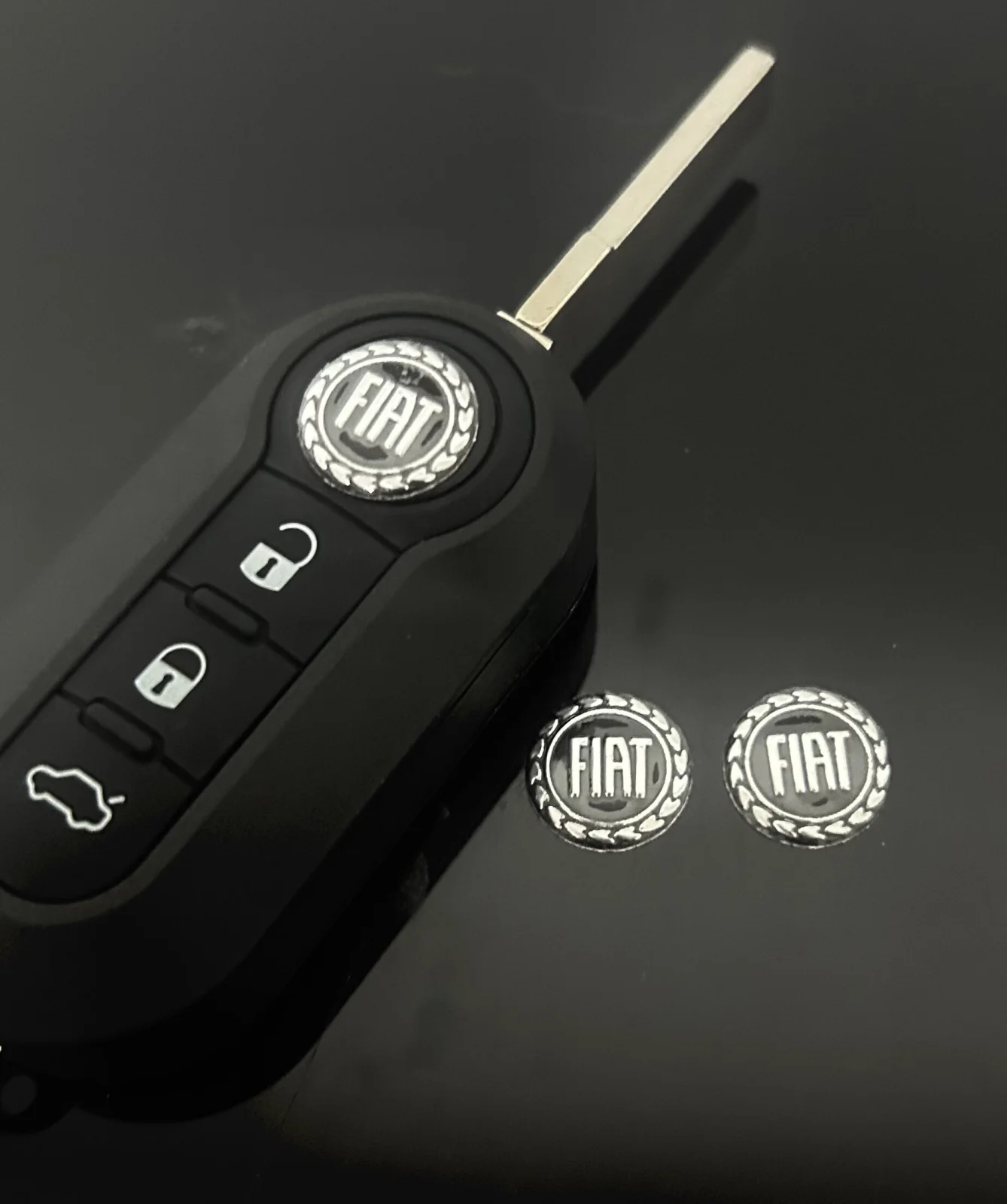 1x Fiat 14mm Aufkleber ALU Schlüssellogo Emblem Schriftzug schwarz Schlüsselemblem
