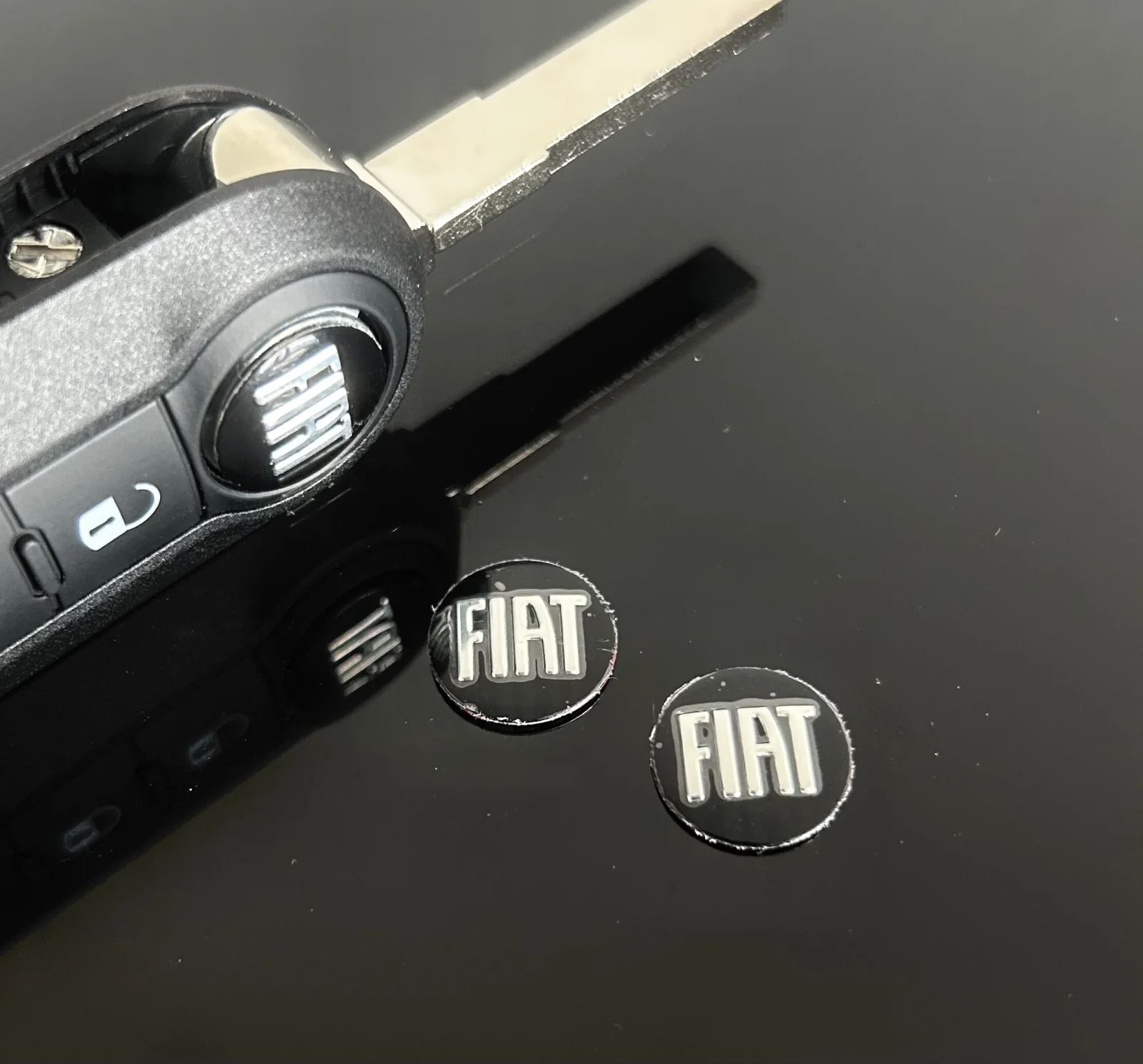 1x Fiat 500 14mm Punto Aufkleber new Black ALU Schlüssellogo Emblem Schriftzug schwarz