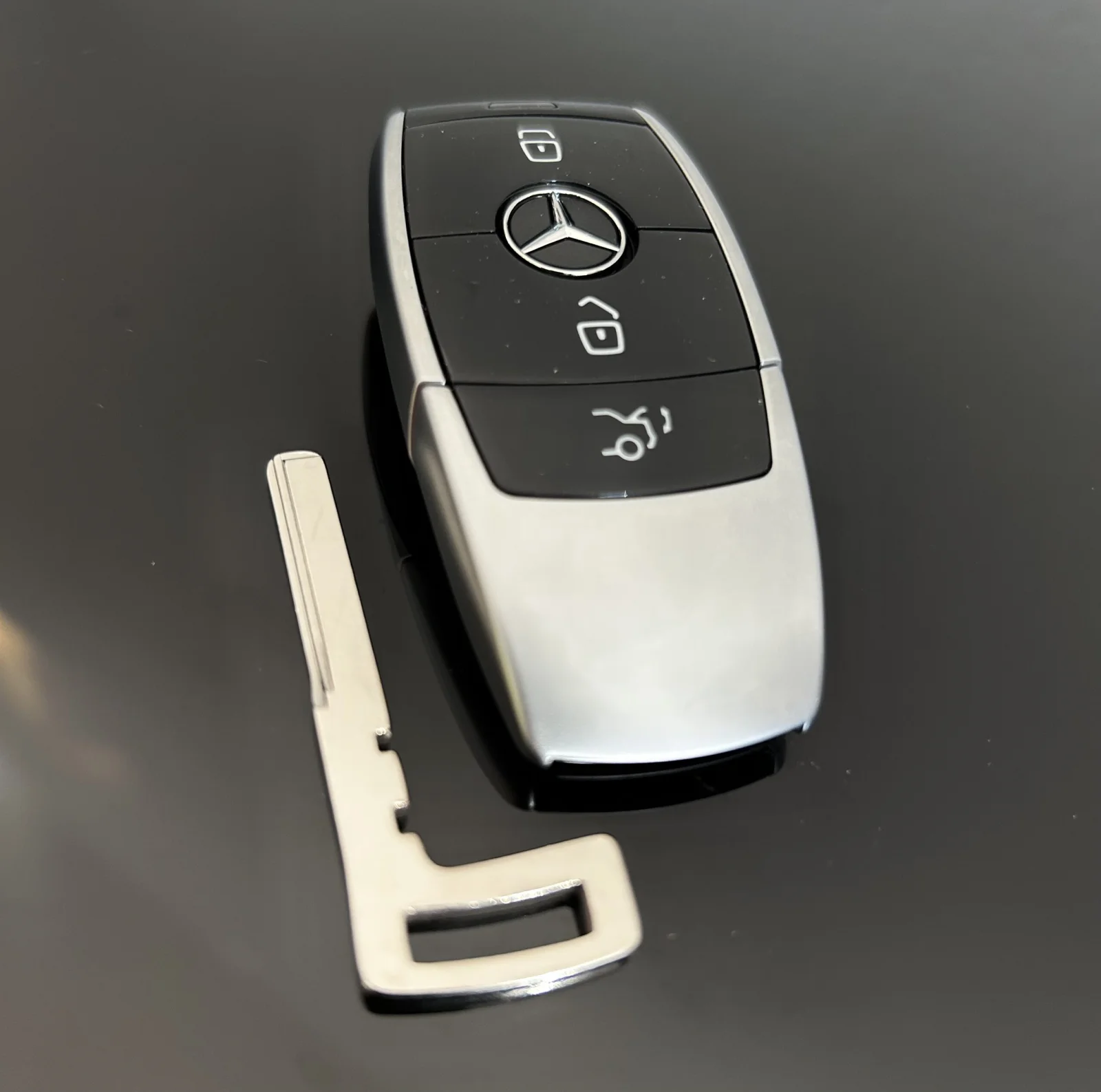 1x für MERCEDES Funkschlüssel METALL schwarz Glanz Gehäuse Autoschlüssel Fahrzeugschlüssel Schlüssel Fernbedienung mit Emblem
