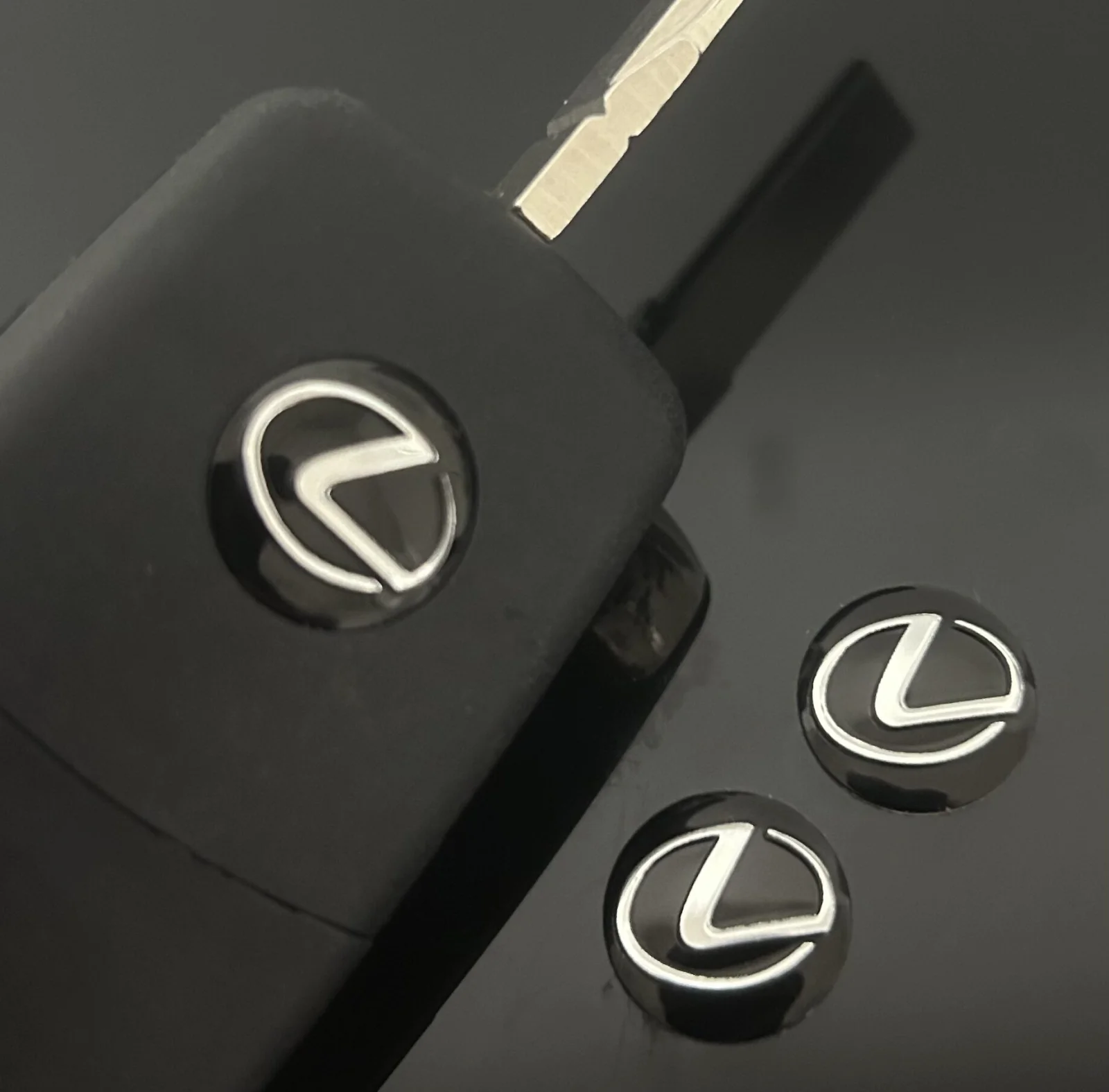 1x LEXUS 14mm Aufkleber ALU Schlüssellogo Emblem Schriftzug schwarz Schlüsselemblem