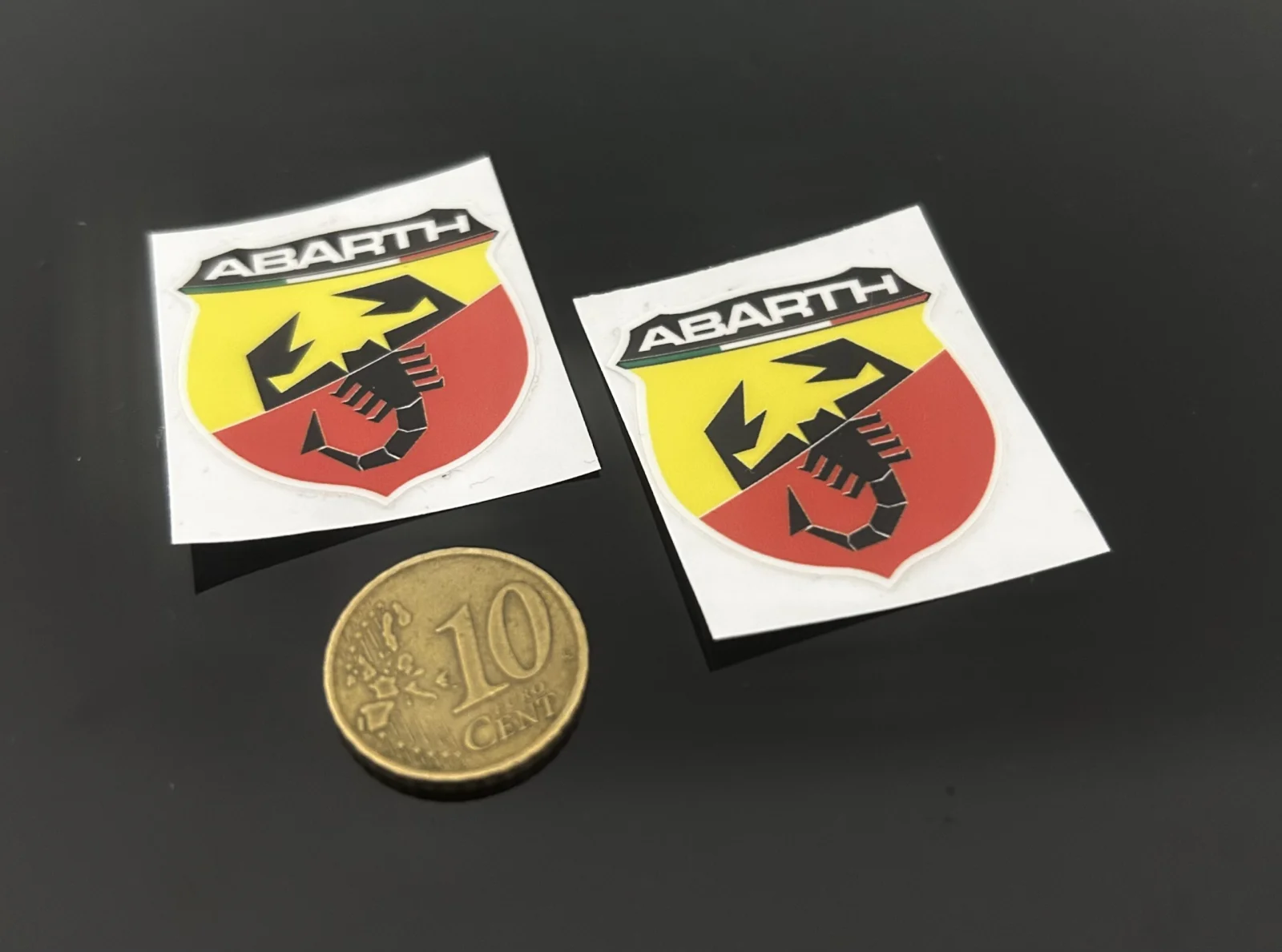 3x kleines Abarth 500 595 695 Schild 33mm Emblem Logo Schriftzug Aufkleber – Bild 2