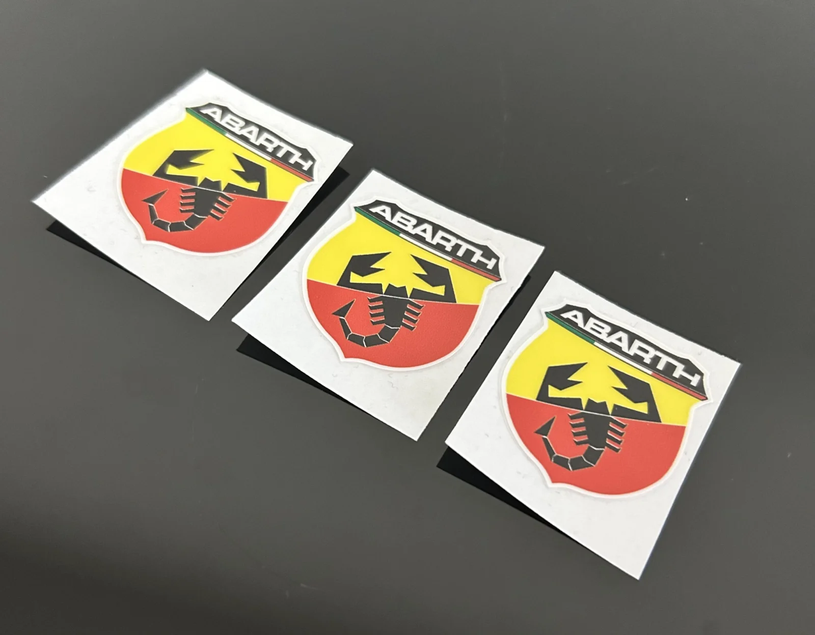 3x kleines Abarth 500 595 695 Schild 33mm Emblem Logo Schriftzug Aufkleber