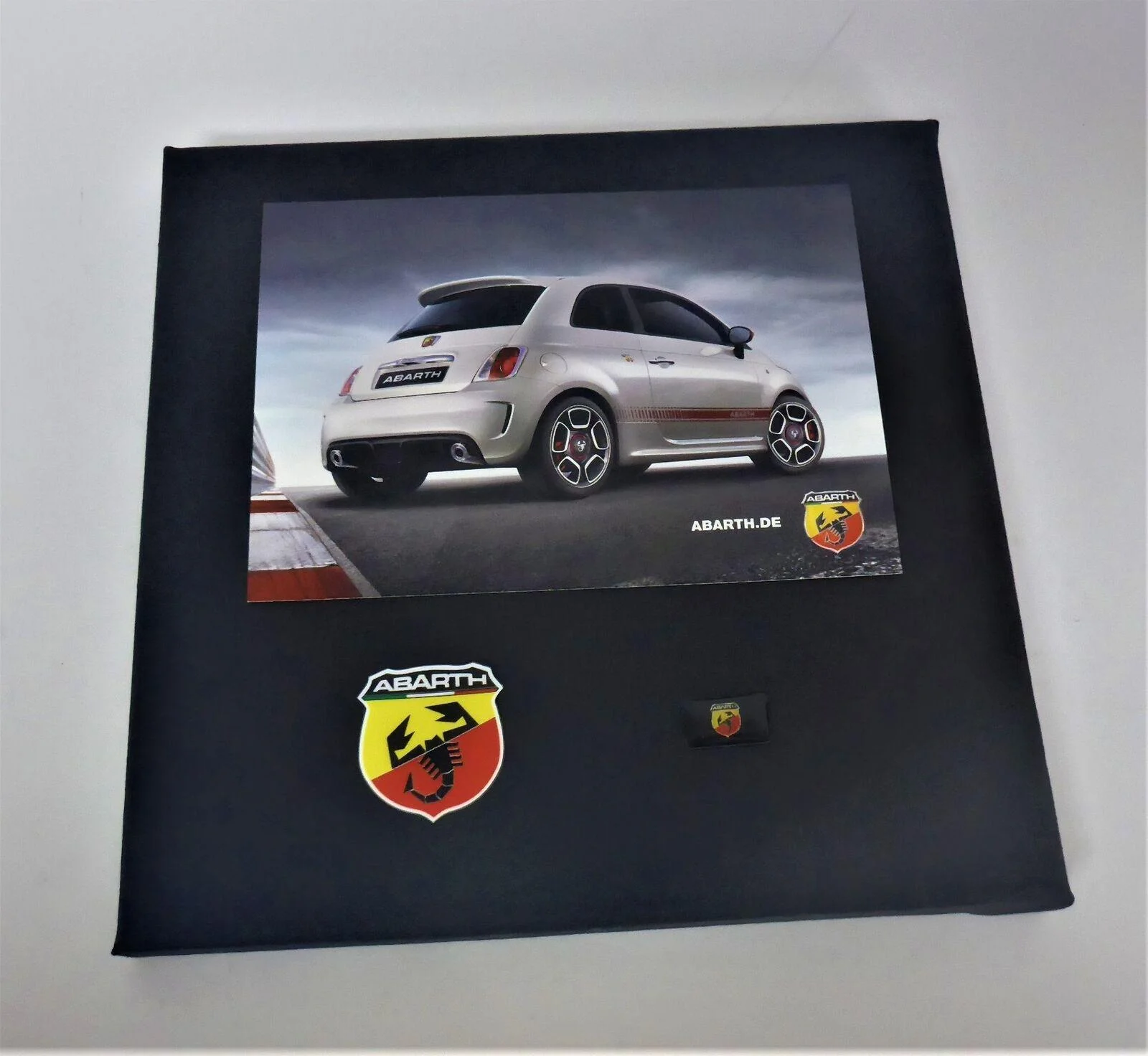 ABARTH 500 Wandbild Fotomontage 20x20 Leinwand mit Logo Emblem Karte Aufsteller
