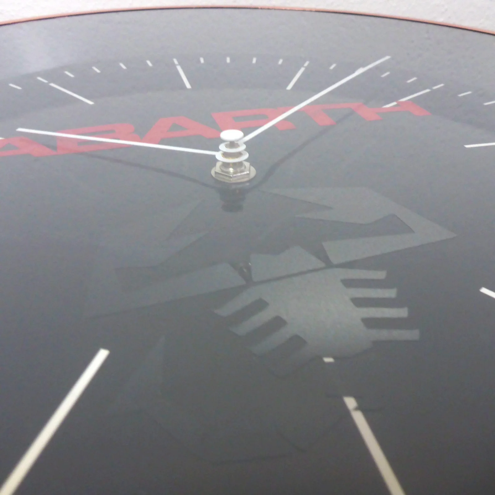 für Fiat ABARTH Wanduhr 30cm mit Logo Emblem Schriftzug Uhr Deco Metall – Bild 6