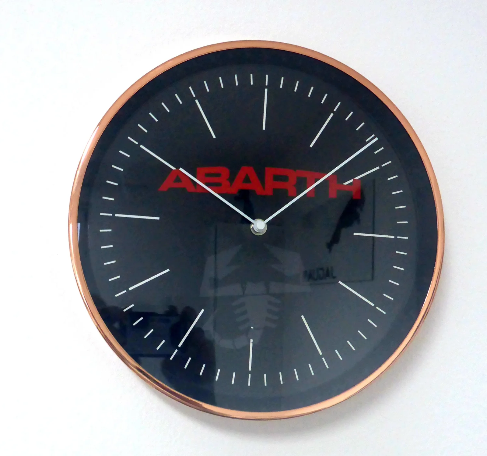 für Fiat ABARTH Wanduhr 30cm mit Logo Emblem Schriftzug Uhr Deco Metall